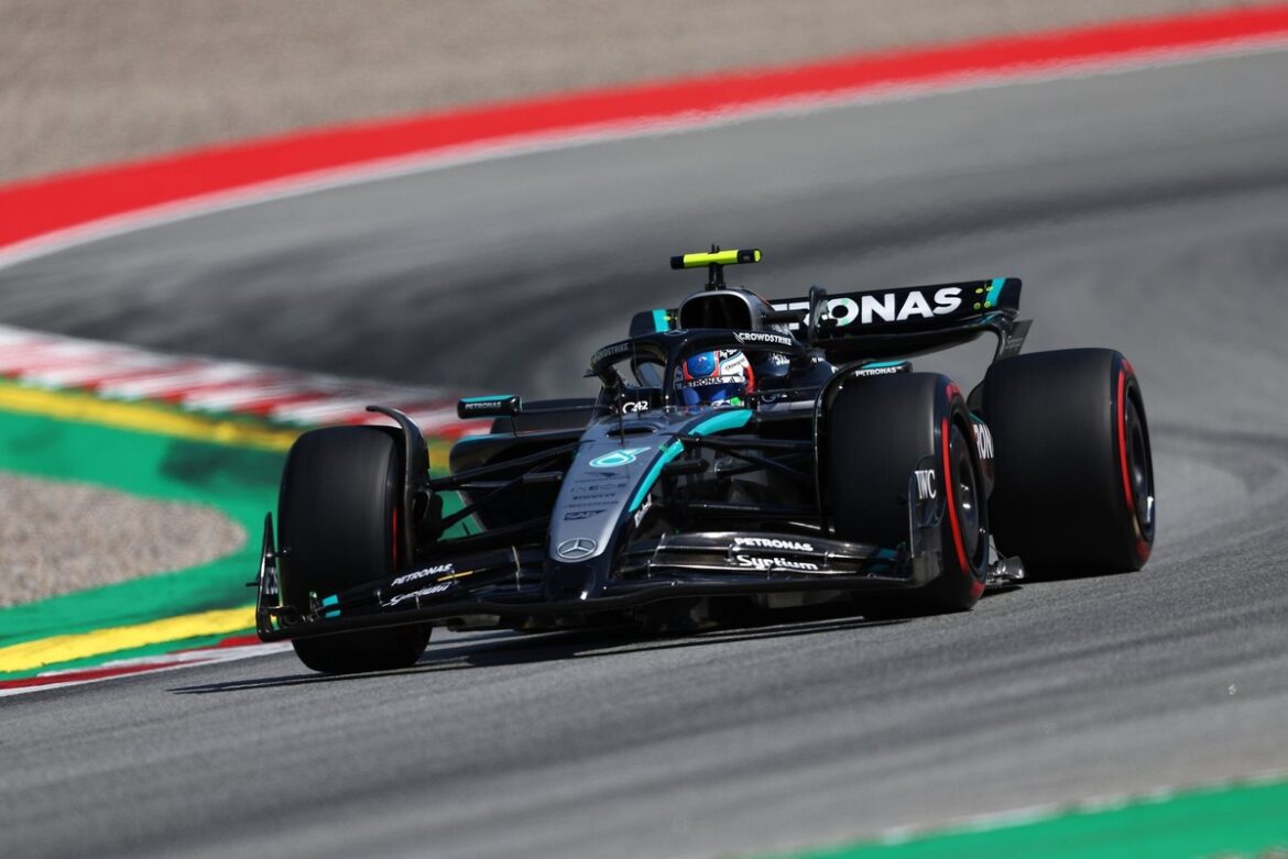 Mercedes perplexed by "strange" issues related to high temperatures.