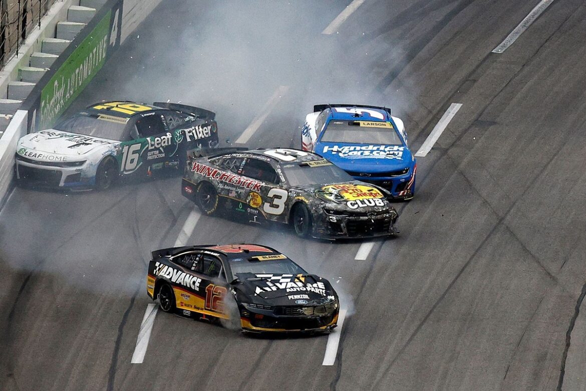 ryan-blaney-austin-dillon-aj-a-2.jpg Ryan Blaney "gets entangled in others' mess" in Atlanta