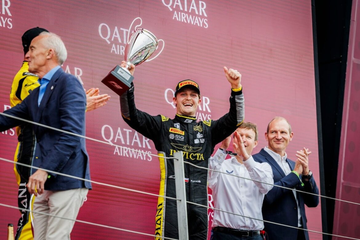 Staněk, Crawford, and Martins evaluate the chaotic seven-car collision at the conclusion of the Silverstone sprint – Feeder Series