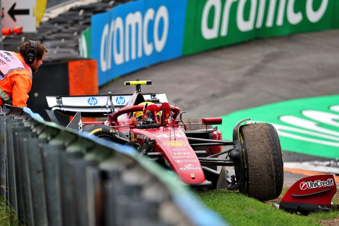 XPB_1368909_HiRes.jpg Villeneuve supports Hamilton following the crash in Zandvoort.