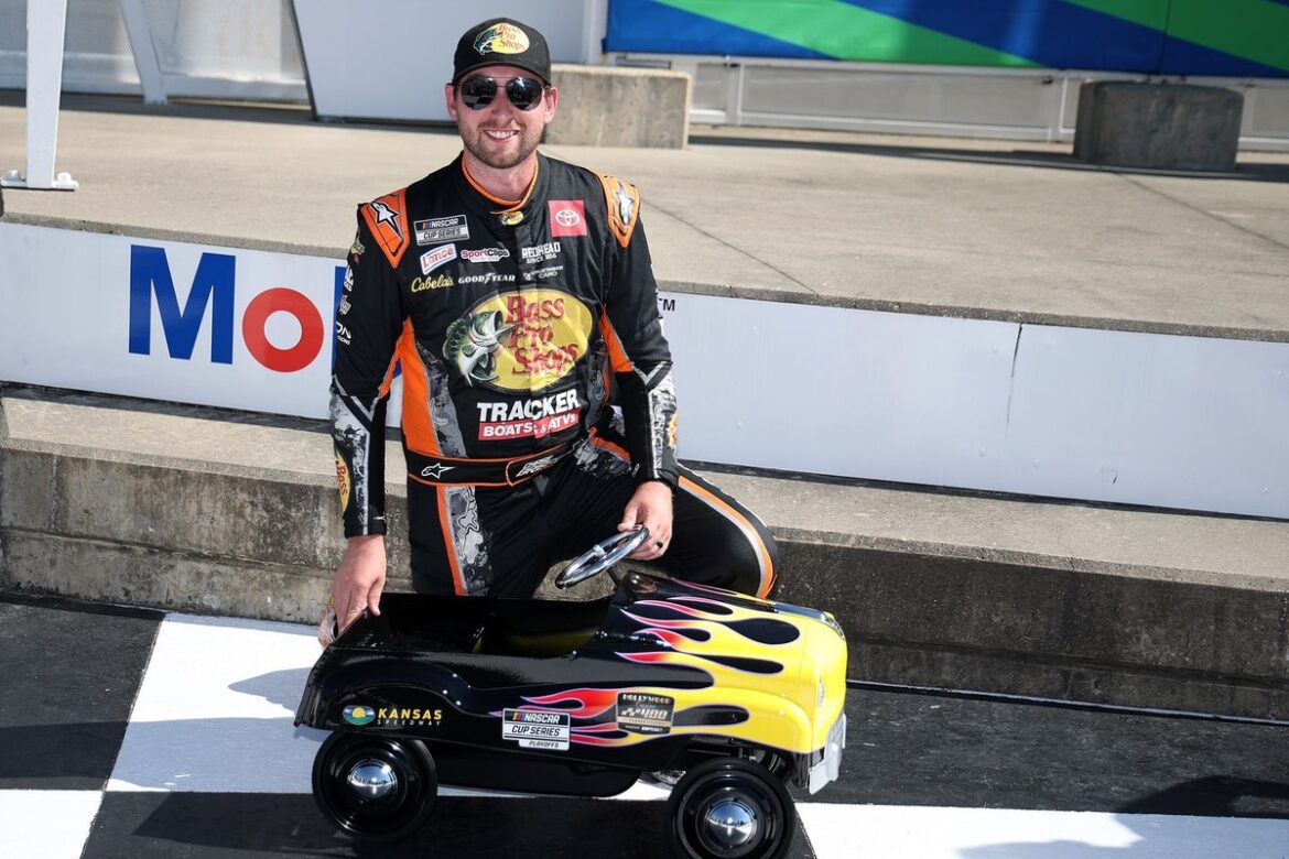 Chase Briscoe outperforms JGR teammate Hamlin to secure the Kansas Cup pole position.