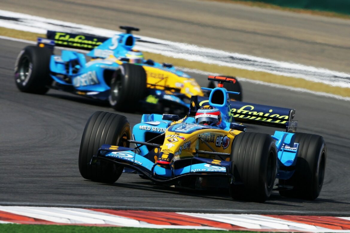 fernando-alonso-devant-son-coe-2.jpg 20 Years Ago: Fernando Alonso and Renault's First F1 World Championship