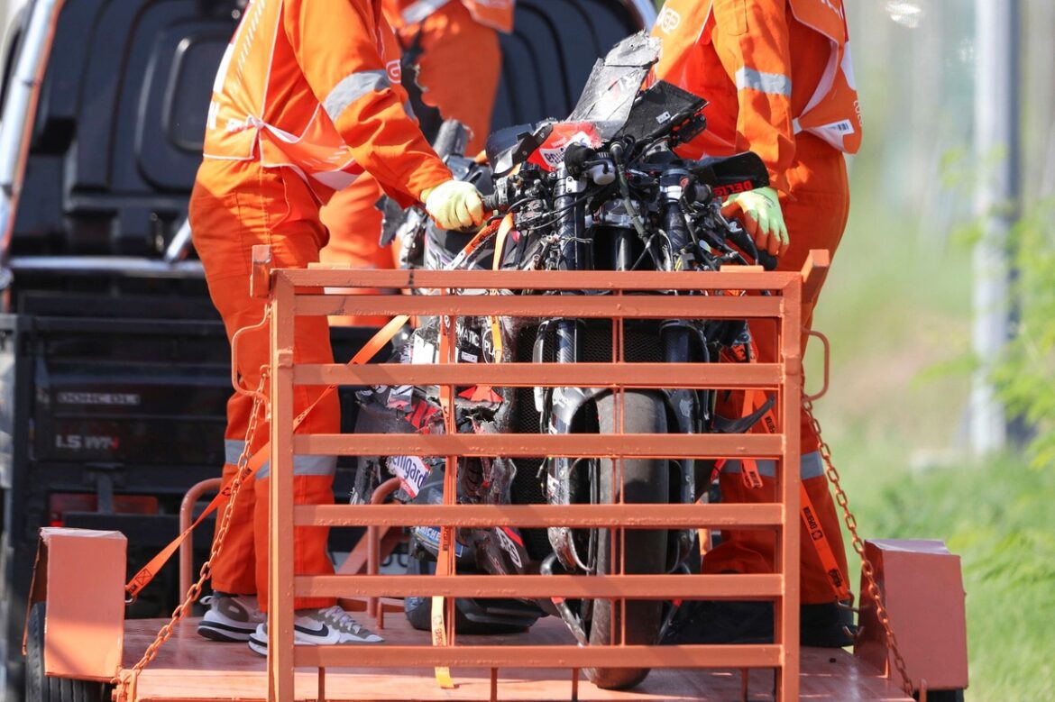 1760635223_marco-bezzecchi-aprilia-racing.jpg Marco Bezzecchi receives two long lap penalties for collision with Marc Marquez in Indonesia.