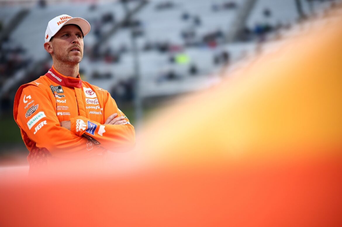 1761488558_denny-hamlin-joe-gibbs-racing-.jpg Hamlin: "One of us is on a self-destructive path" regarding NASCAR lawsuit
