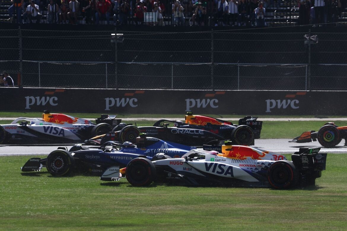 1761768442_liam-lawson-racing-bulls-team-.jpg Liam Lawson criticizes Carlos Sainz for the crash at the Mexico GP that ruined his race.