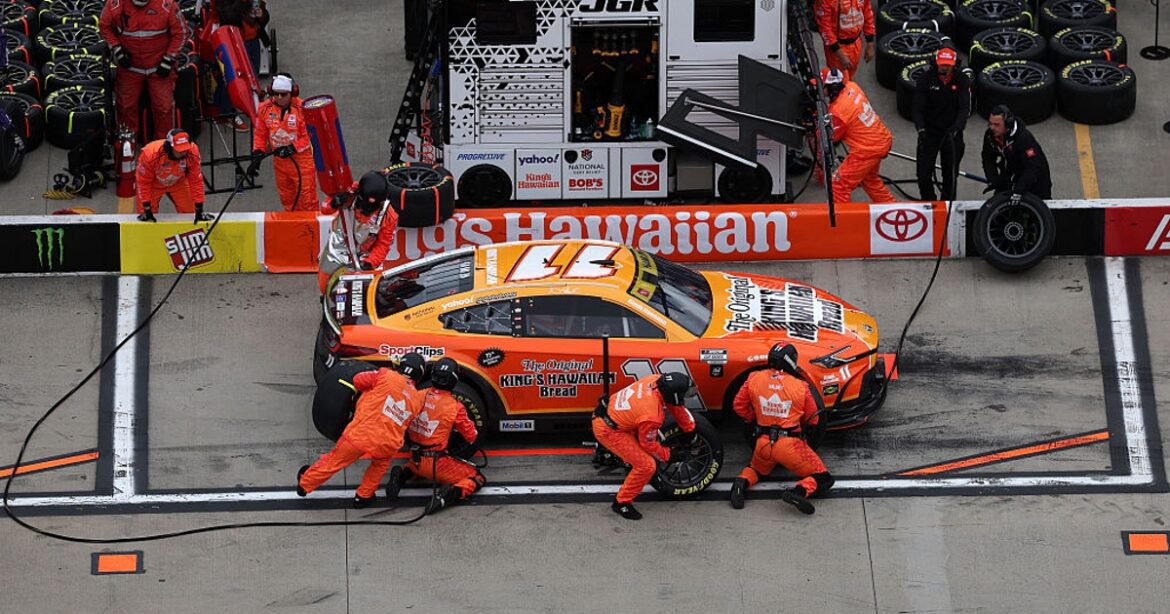 GettyImages-2243468190.jpg Gibbs swapping car components before championship clash