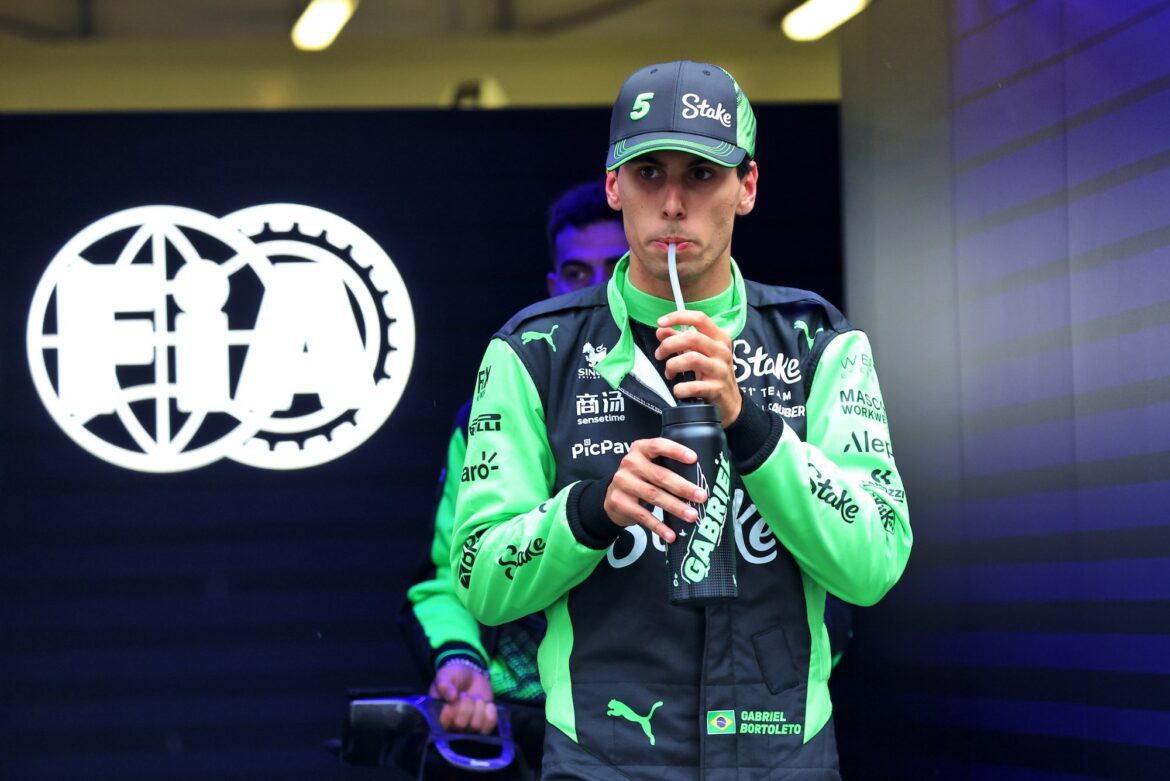 XPB_1373878_HiRes-1.jpg Sainz and Bortoleto praise the cooling vest, but disagree on its necessity.