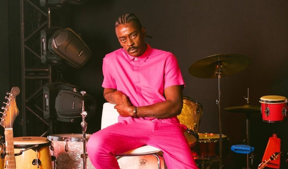 Seu Jorge kicks off the Fanzone concert lineup at the 2025 São Paulo F1 Grand Prix.