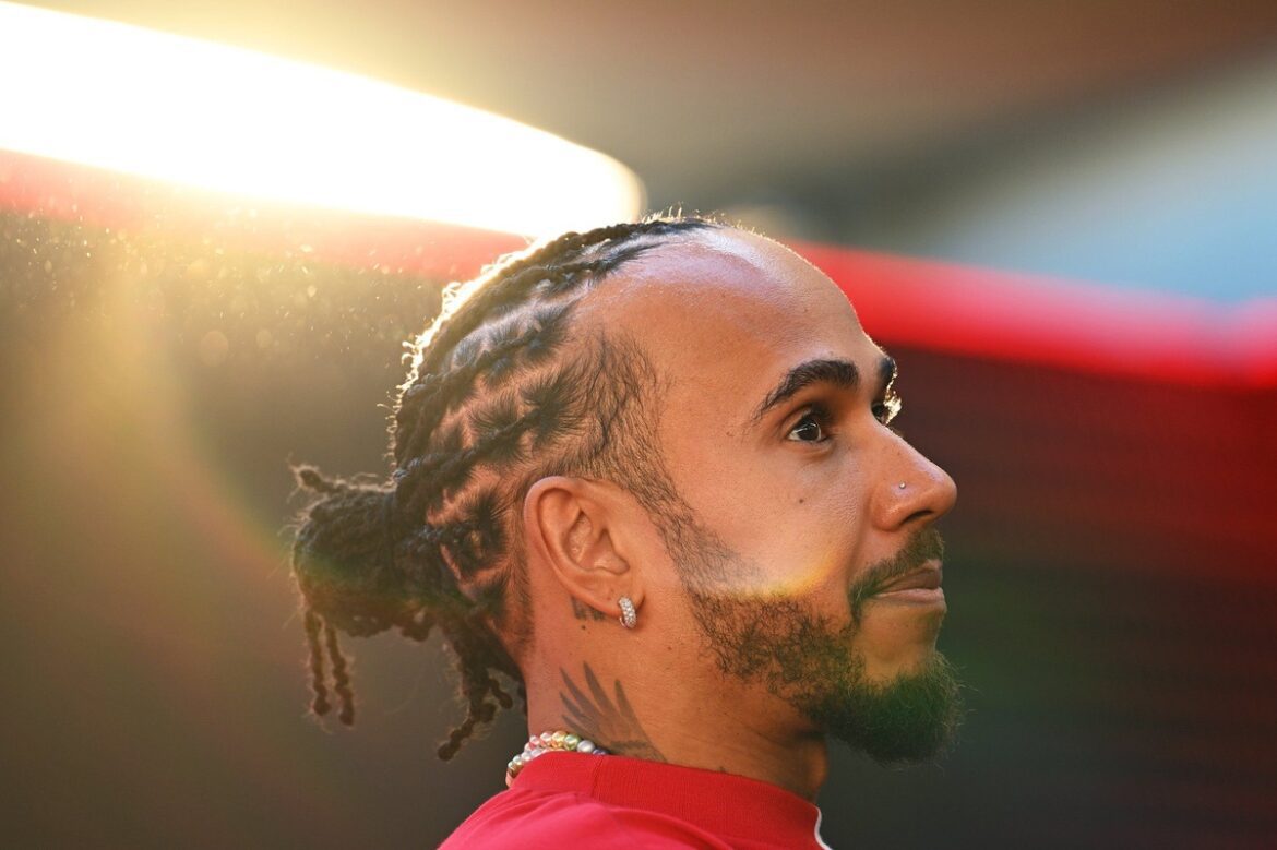 Lewis Hamilton's touching dinner photo with the F1 grid warms fans' hearts before the Abu Dhabi GP finale.